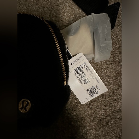 NWT Lululemon everywhere belt bag (Fleece/sherpa) - Picture 4 of 7